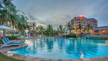 3 piscinas al aire libre, camas de piscina gratis, sombrillas