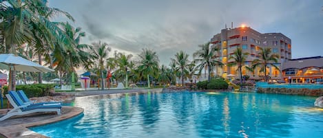 3 piscinas al aire libre, cabañas de piscina gratuitas, sombrillas