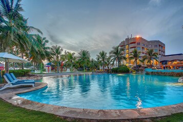 3 piscines extérieures, cabanons gratuits, parasols de plage