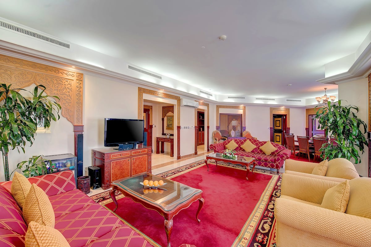 suite, 2 single beds, smoking (custom) | 1 bedroom, premium bedding, minibar, in-room safe