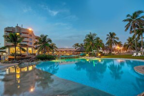 3 outdoor pools, open 7:00 AM to 8:00 PM, free pool cabanas