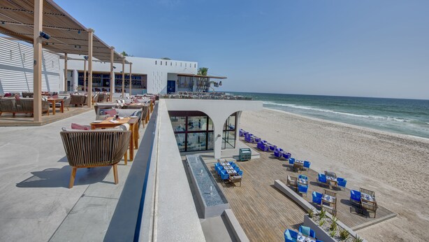 Un hôtel situé en bord de mer, doté d’une terrasse, d’une piscine et offrant une vue sur l’océan.