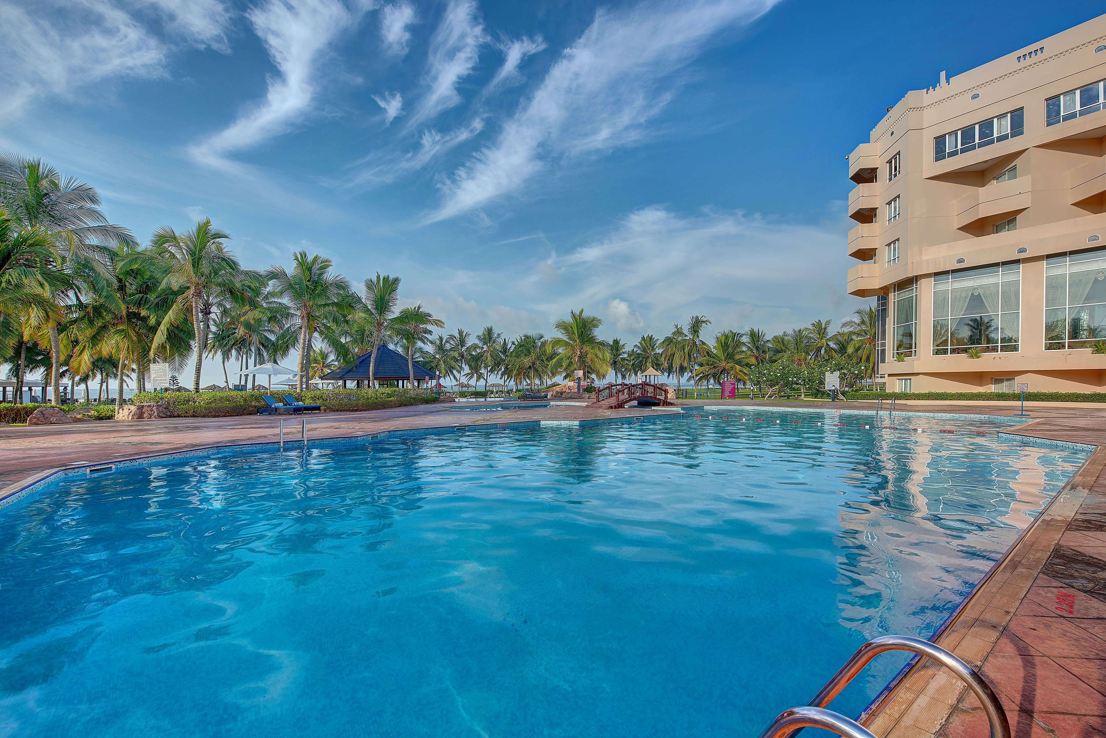 3 piscinas al aire libre, camas de piscina gratis, sombrillas