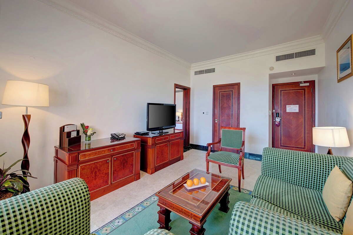 Suite, 1 habitación, vistas al mar | Ropa de cama de alta calidad, minibar, caja fuerte y escritorio