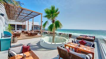 3 restaurants, breakfast served