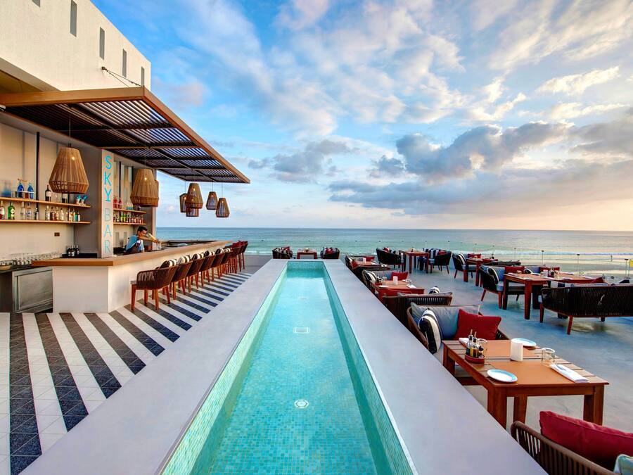 3 restaurants, breakfast served