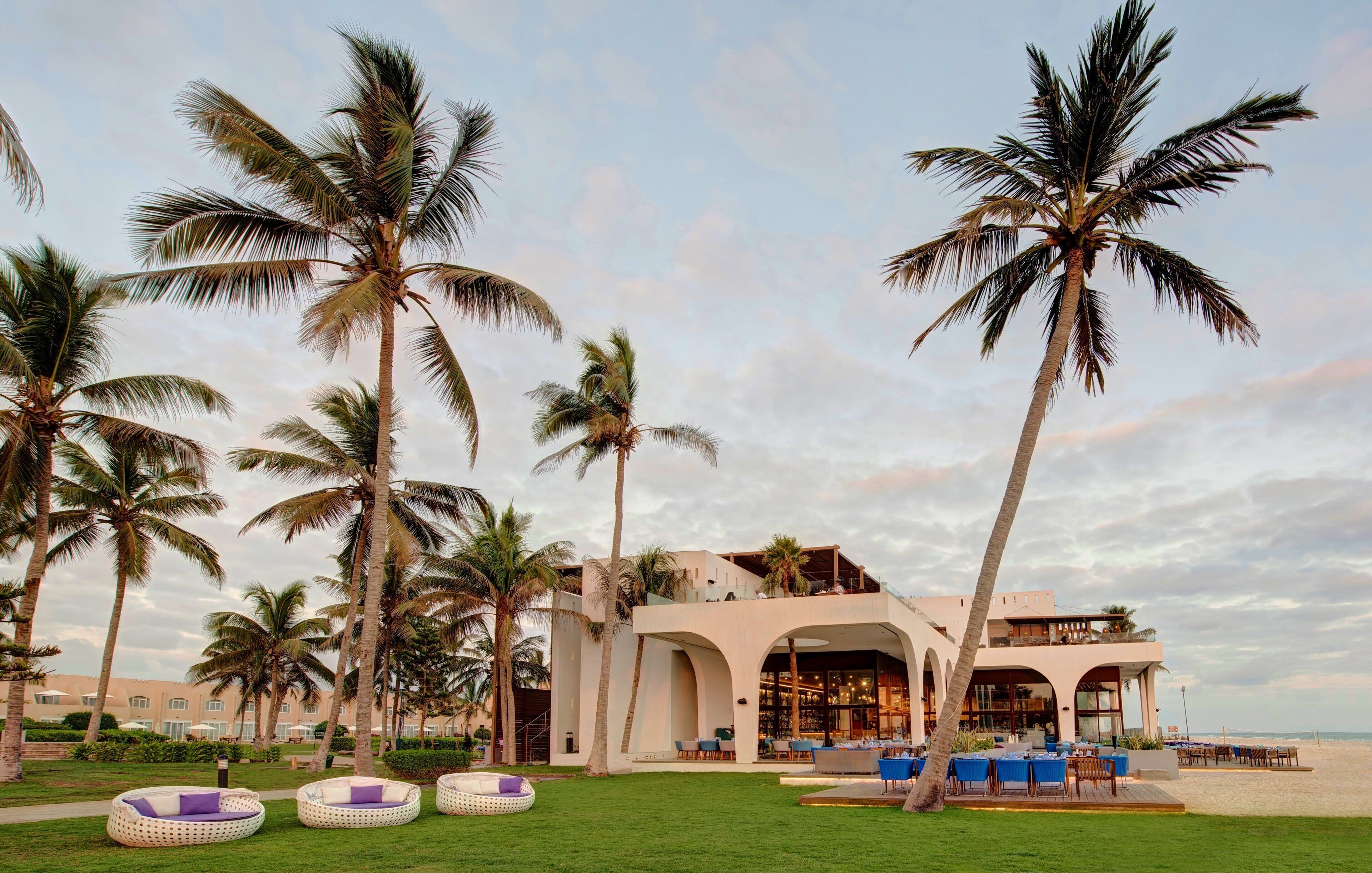 3 か所のレストラン、朝食に営業