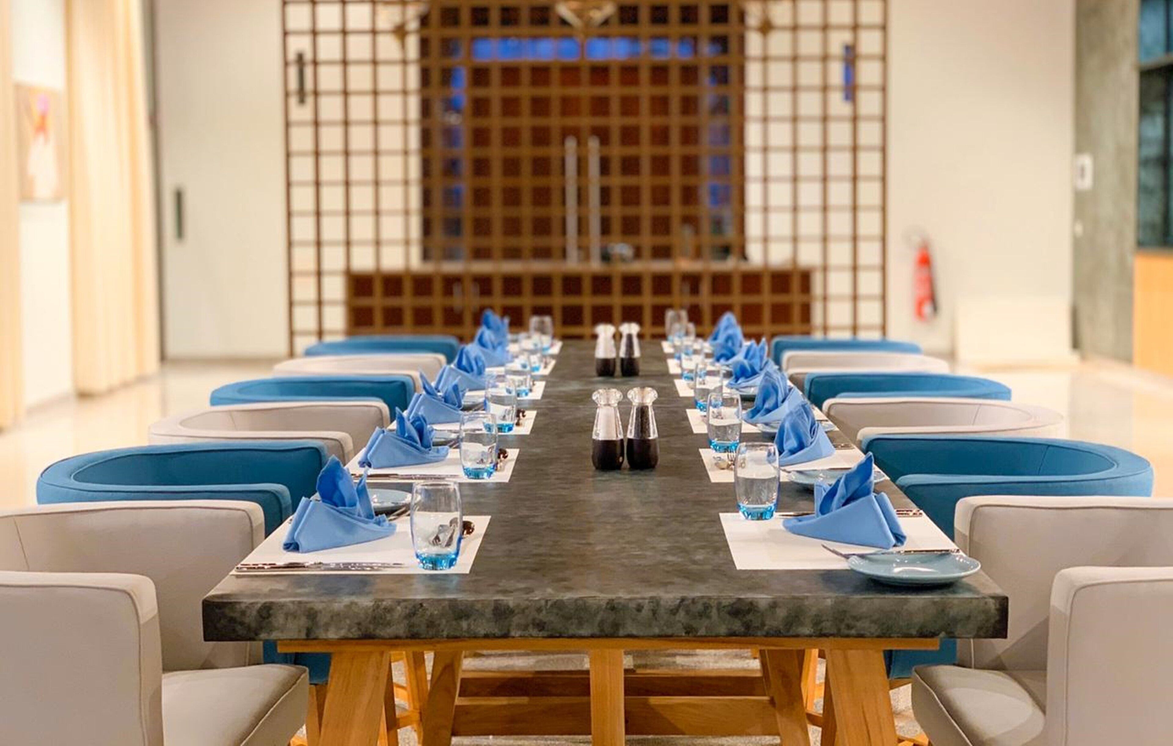 3 restaurants, breakfast served