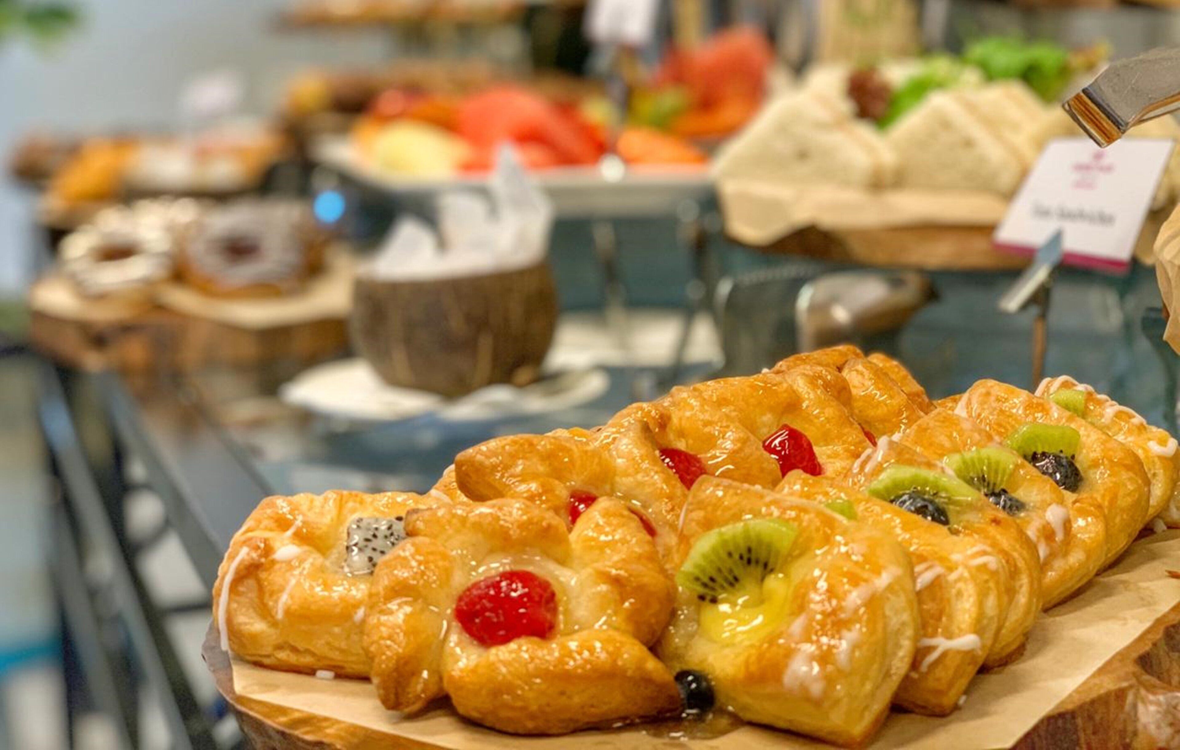 Une variété de pâtisseries et de desserts présentés sur un comptoir.
