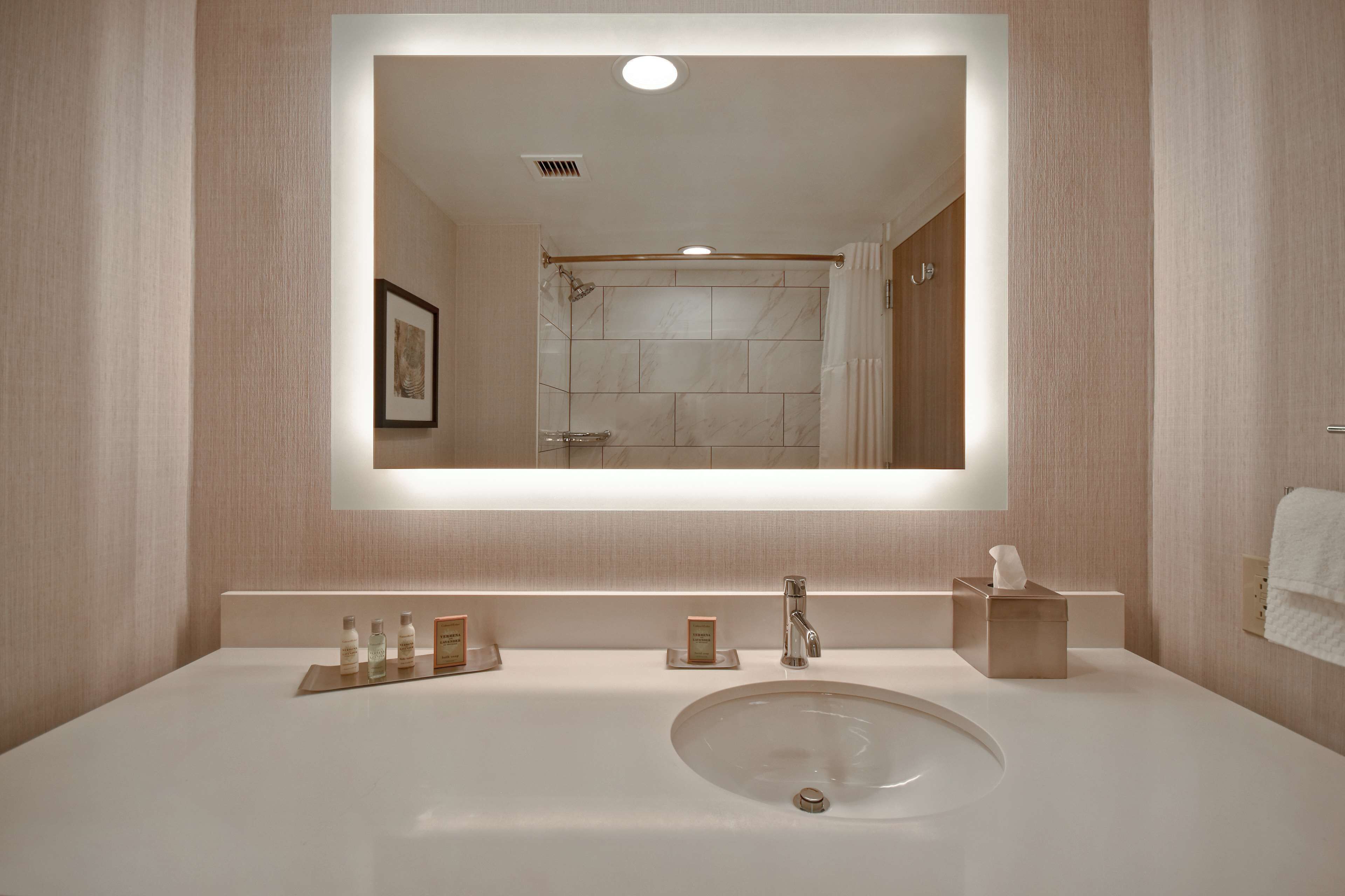 combined shower/bathtub, eco-friendly toiletries, hair dryer, towels