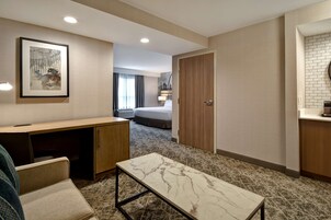 Caja de seguridad en la habitación, escritorio y cortinas blackout 