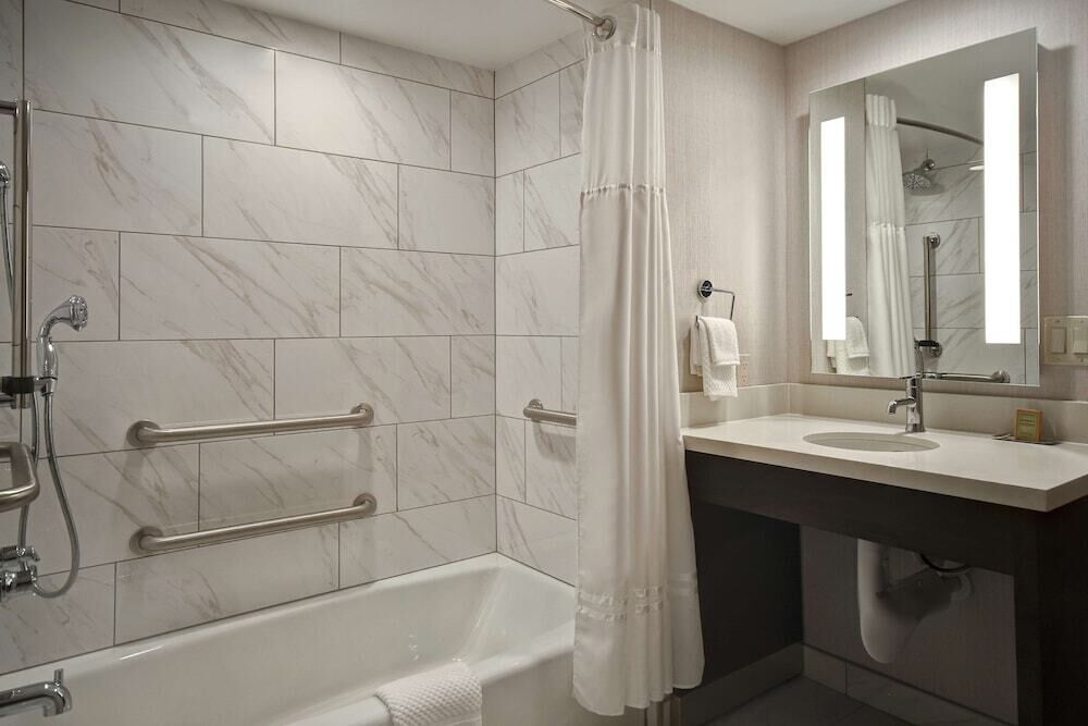 Bathroom | Combined shower/bathtub, eco-friendly toiletries, hair dryer, towels