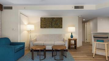 Suite, 2 chambres, coin cuisine | Coin séjour