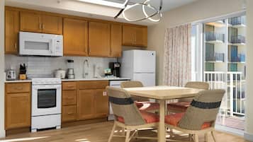 Suite, 1 Bedroom, Kitchenette | Private kitchenette | Fridge, microwave, coffee/tea maker, cookware/dishes/utensils