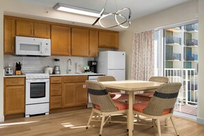 Suite, 1 habitación, cocineta | Cocineta privada | Refrigerador, microondas, cafetera y tetera y utensilios de cocina 