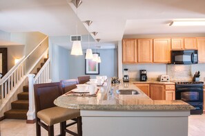 Tủ lạnh, lò vi sóng, dụng cụ pha cà phê/trà 