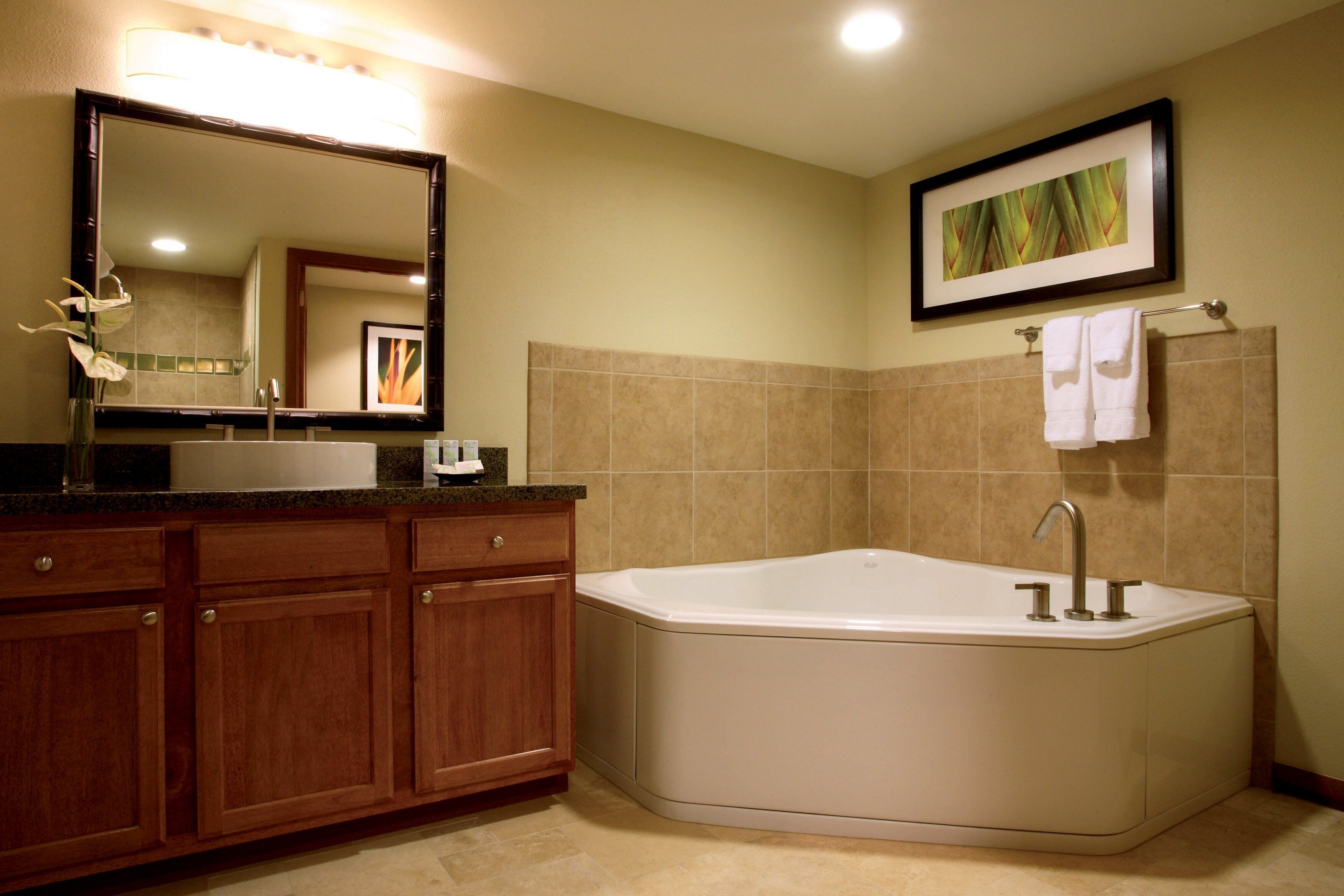 combined shower/bathtub, hair dryer, towels