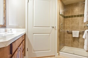 Combined shower/bathtub, hair dryer, towels
