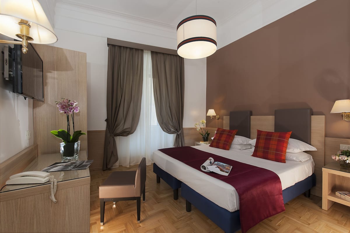 Minibar, caja de seguridad en la habitación y escritorio