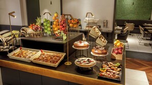 A buffet area with various food items and a seating area in the background. - Hotel Nord Nuova Roma (Rome)