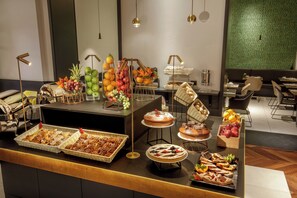 Tägliches Frühstücksbuffet (8.00 EUR pro Person)
