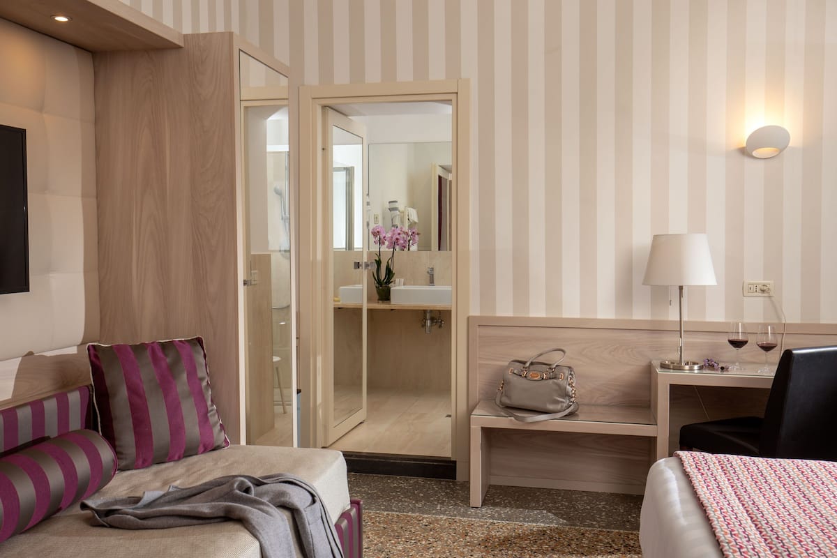 Minibar, caja de seguridad en la habitación y escritorio