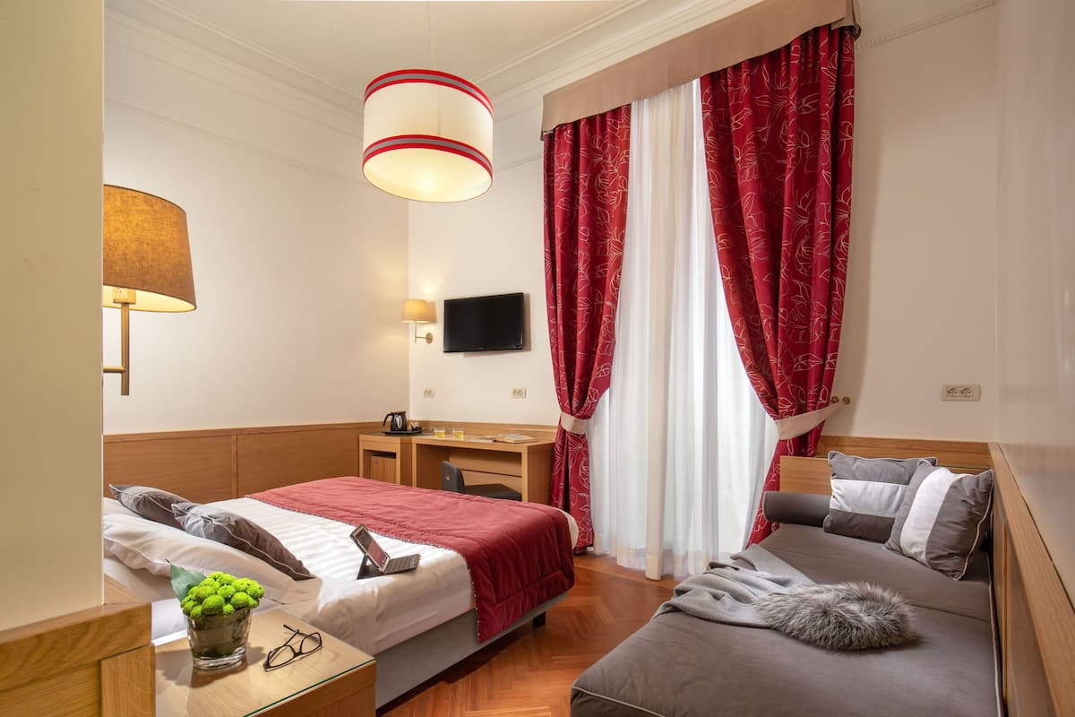 Standard-Dreibettzimmer | Minibar, Zimmersafe, Schreibtisch, laptopgeeigneter Arbeitsplatz