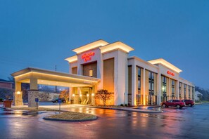 A Hampton Inn hotel with a modern design, featuring a well-lit entrance and a parking area. - Hampton Inn Johnson City (Johnson City)