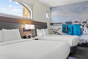 Työpöytä, kannettavalle tietokoneelle sopiva työtila, pimennysverhot