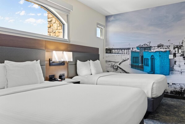 Escritorio, espacio para trabajar con laptop y cortinas blackout 