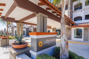 Exterior - La Quinta Inn & Suites by Wyndham Santa Cruz (Santa Cruz)
