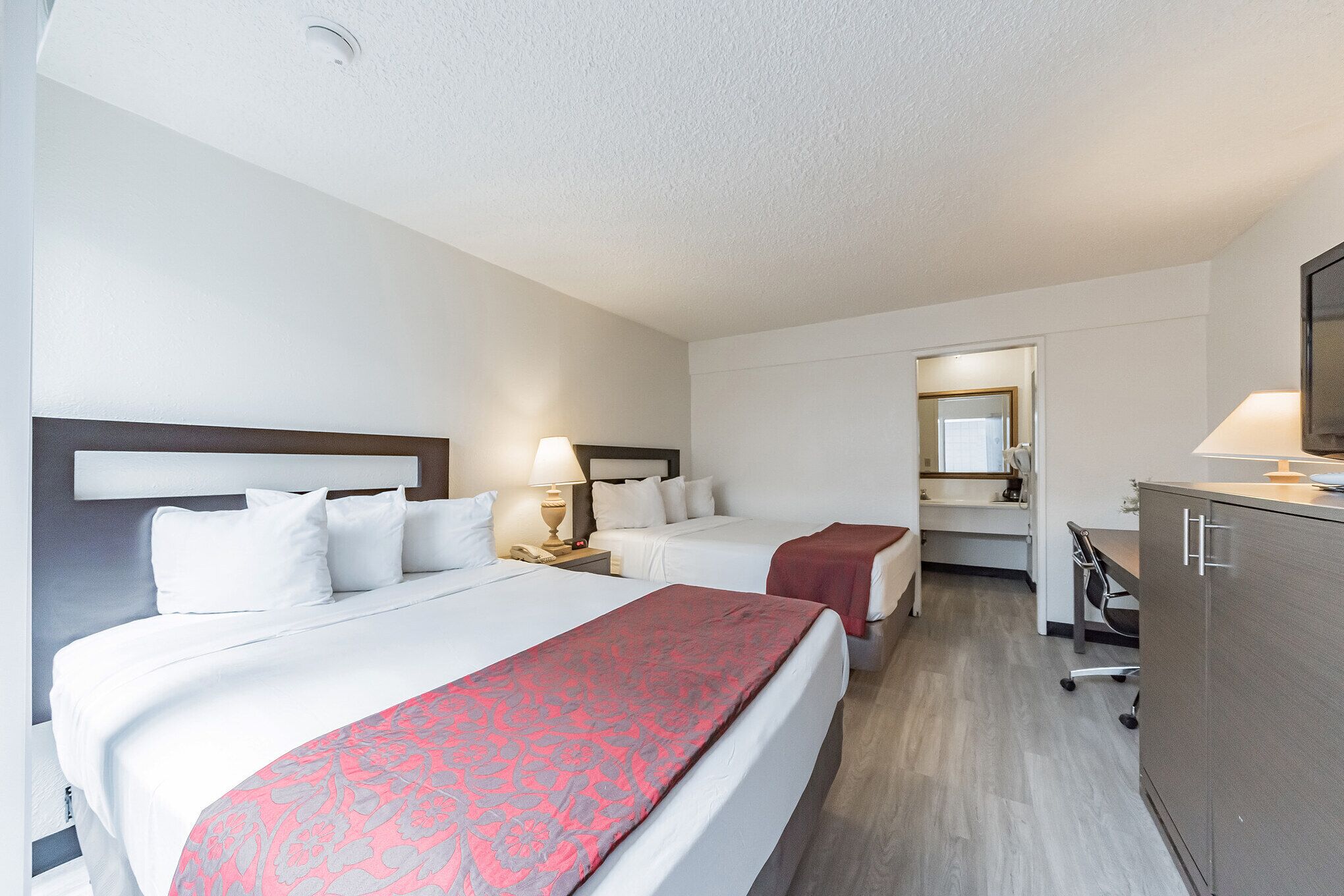 Escritorio, wifi gratis, ropa de cama y despertador 