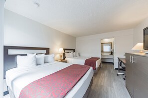 Habitación, 2 camas matrimoniales | Escritorio, wifi gratis, ropa de cama y despertador