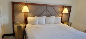 Zimmer, 1 King-Bett | 1 Schlafzimmer, Schreibtisch, kostenloses WLAN, Bettwäsche