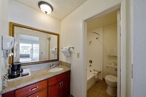 Combined shower/tub, eco-friendly toiletries, hair dryer, towels - MC Pacific Inn & Suites (Torrance)