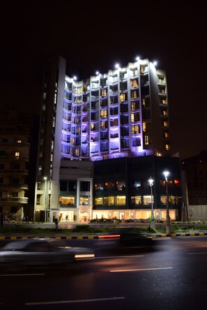 Façade de l’hébergement  – soirée/nuit