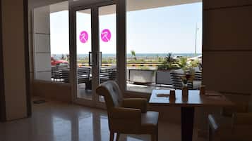 Se sirven cenas y cocina francesa