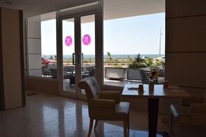 Se sirven cenas y cocina francesa