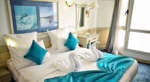 Suite – junior, sjøutsikt | Minibar, safe på rommet, skrivebord og lydisolert