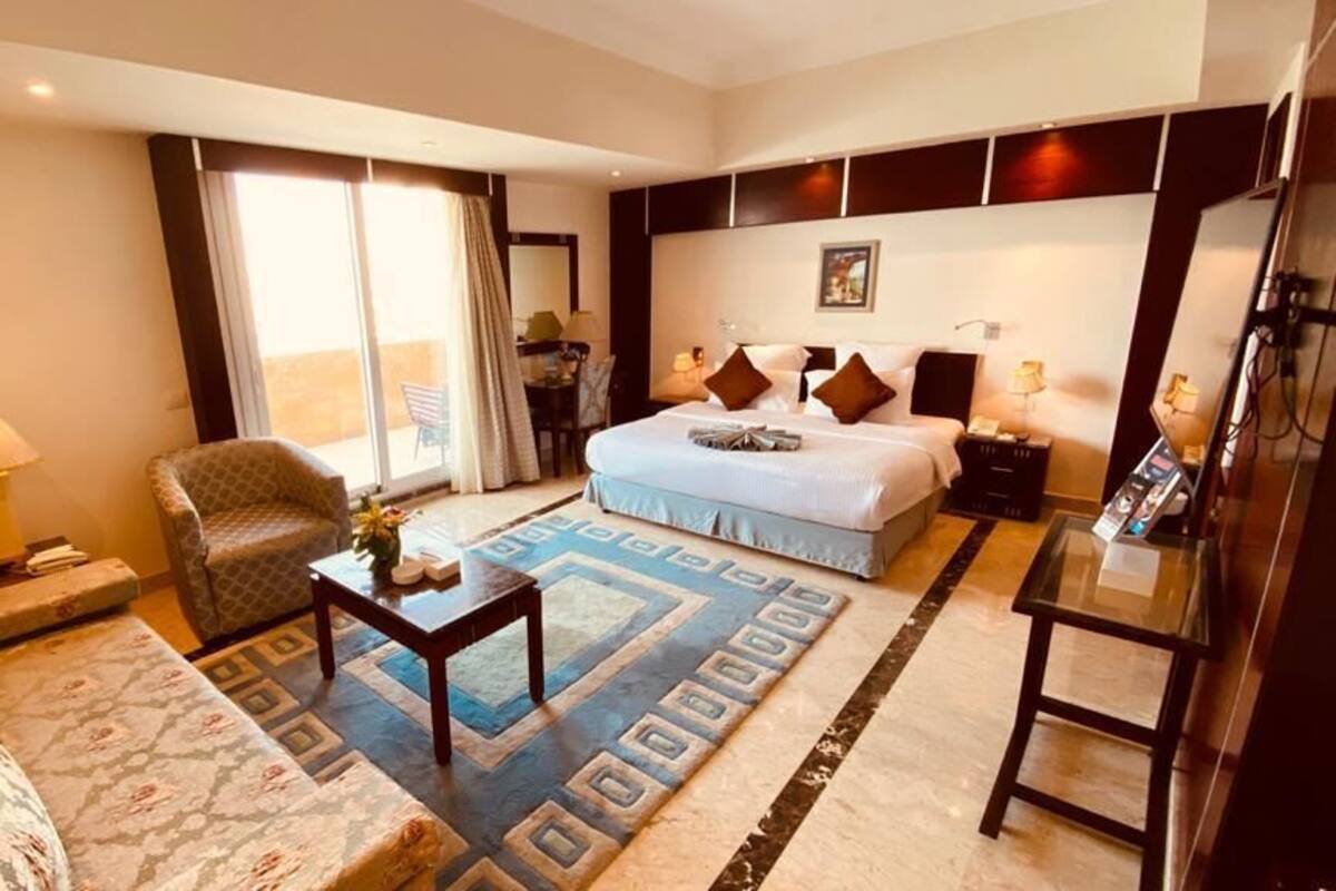 Phòng Suite Executive, ban công, quang cảnh biển | Minibar, két bảo mật tại phòng, bàn, phòng cách âm 