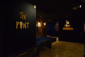 2 Bars/Lounges