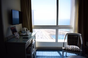 Habitación, vistas parciales al mar | Ropa de cama de alta calidad, minibar, caja fuerte y escritorio