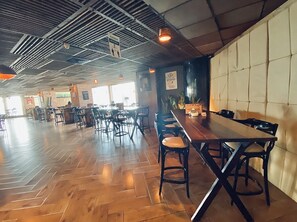 2 bars/lounges