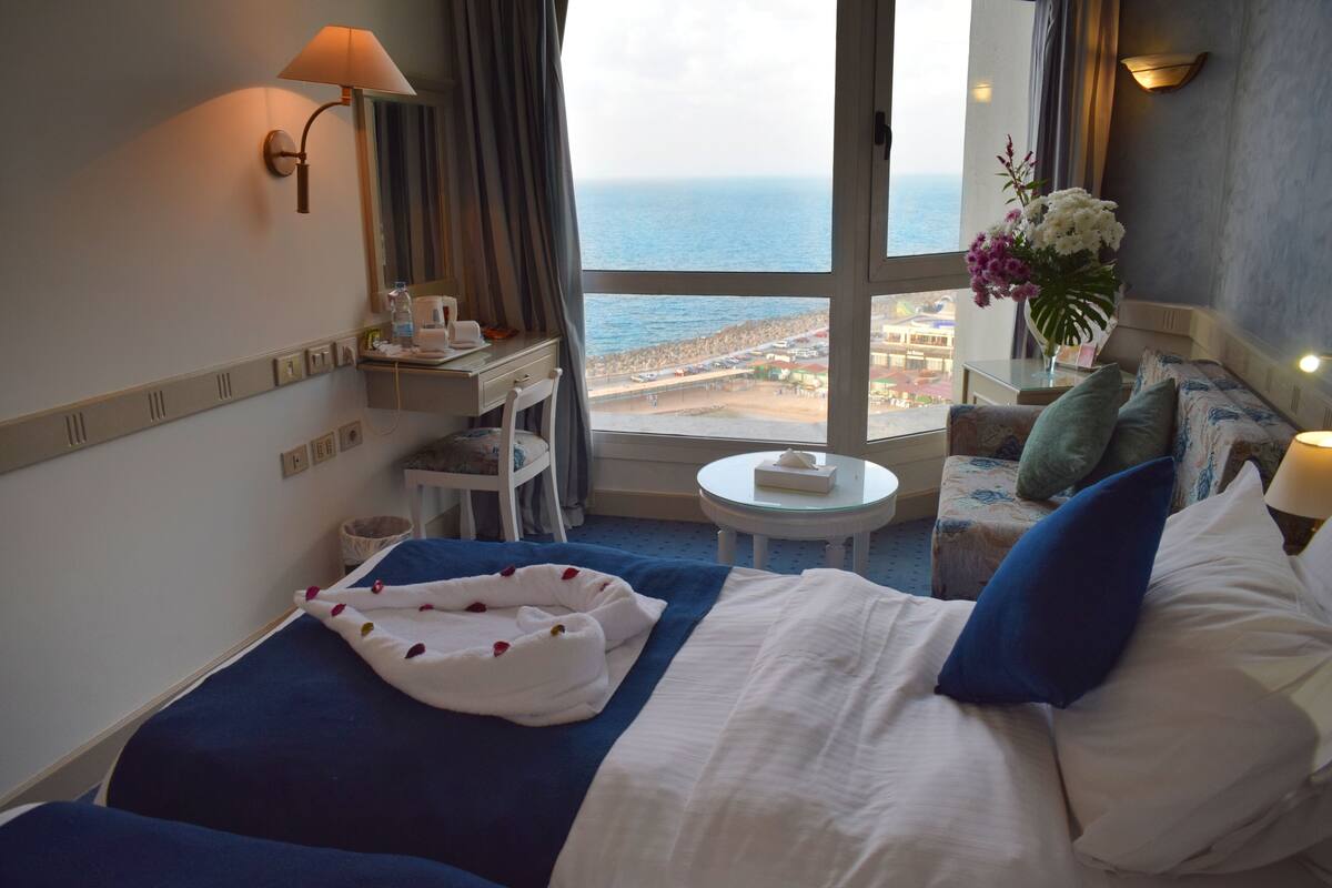Superior King Room, Partial Sea View | Minibar, két bảo mật tại phòng, bàn, phòng cách âm 