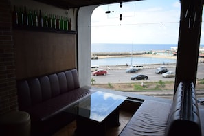 2 bares o lounges