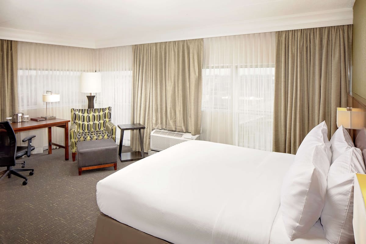 Room, 1 King Bed, Corner