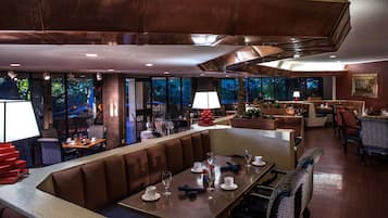 Serveert ontbijt, lunch en diner