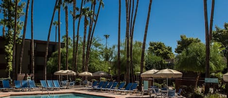 Utendørsbasseng og solsenger