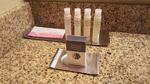 淋浴/浴缸二合一、免費盥洗用品、吹風機、毛巾