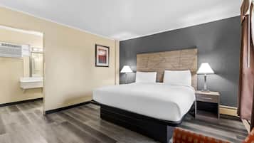Quarto, 1 cama King, para não fumantes | Quartos à prova de som, ferros/tábuas de passar roupa, Wi-Fi de cortesia